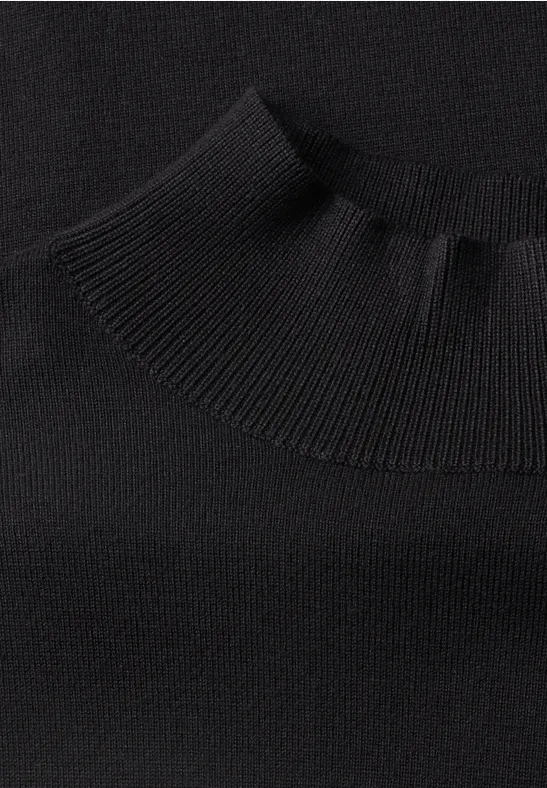 Nahaufnahme eines schwarzen Pullovers mit geripptem Rollkragen