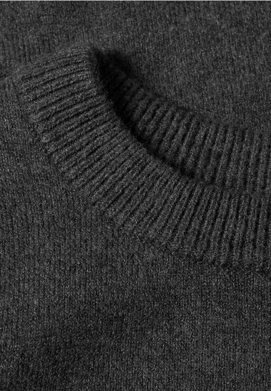 Nahaufnahme eines dunkelgrauen Strickpullovers mit geripptem Rundhalsausschnitt.