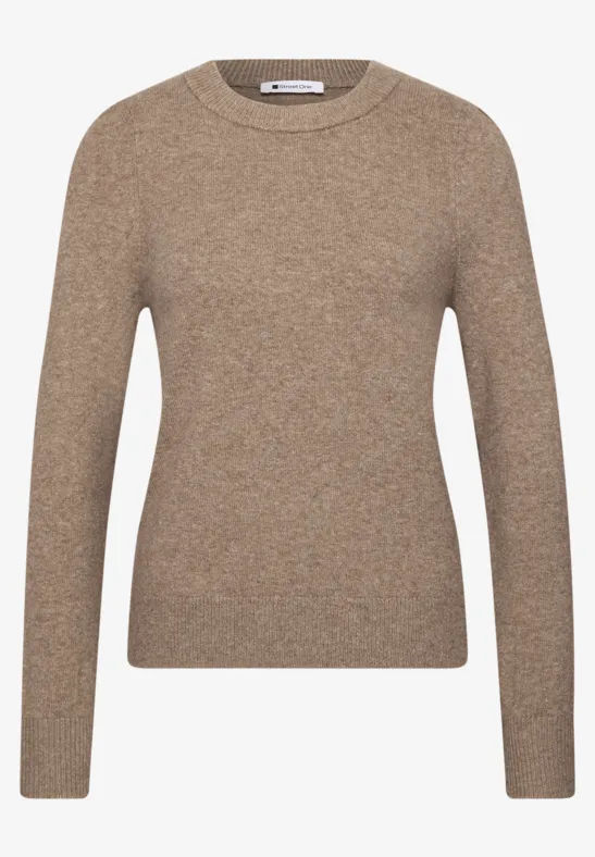 Brauner Pullover mit Rundhalsausschnitt und langen Ärmeln.