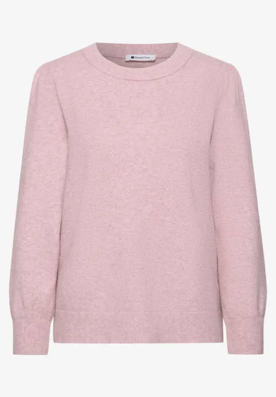 Ein zartrosa Pullover mit Rundhalsausschnitt und langen Ärmeln.