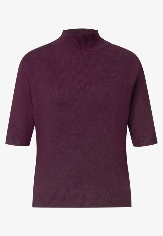 Pull court en maille violet foncé à col montant.