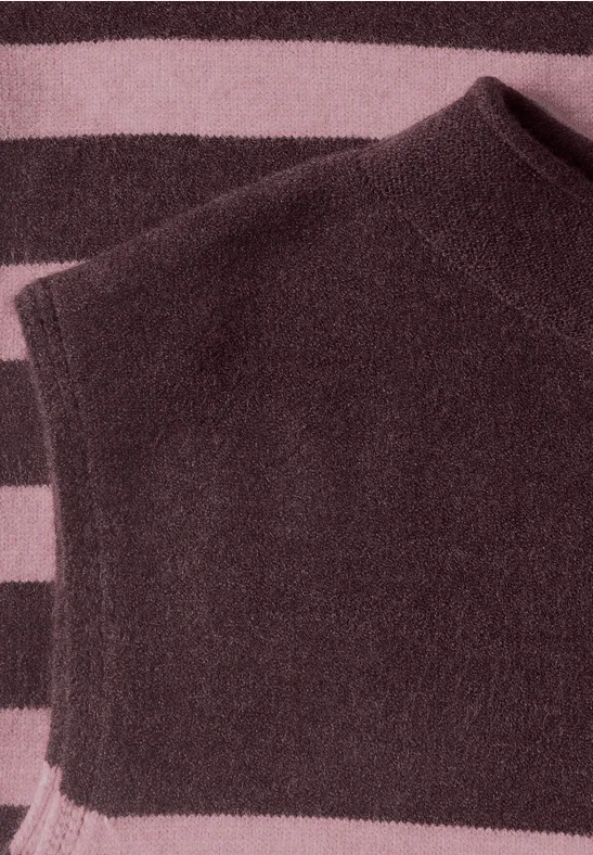 Fleece-Top in Braun auf rosa-braun gestreiftem Hintergrund.