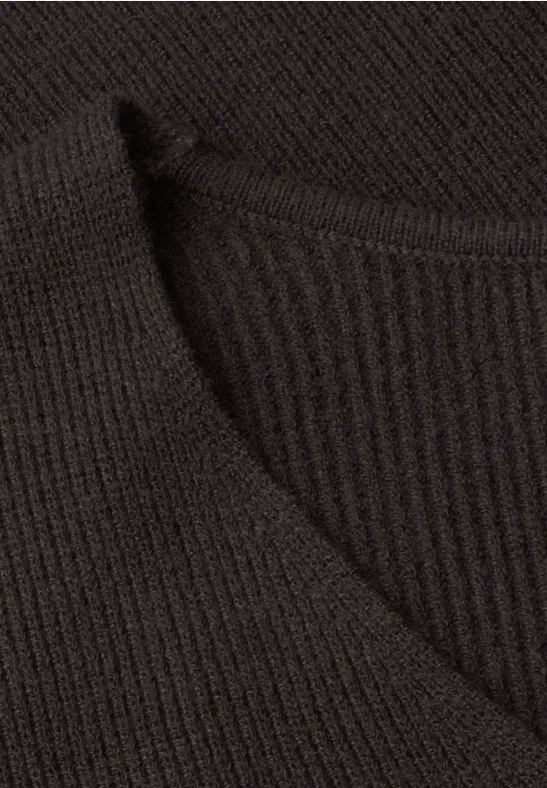 Nahaufnahme eines schwarzen Strickstoffs mit feinem Rippmuster.