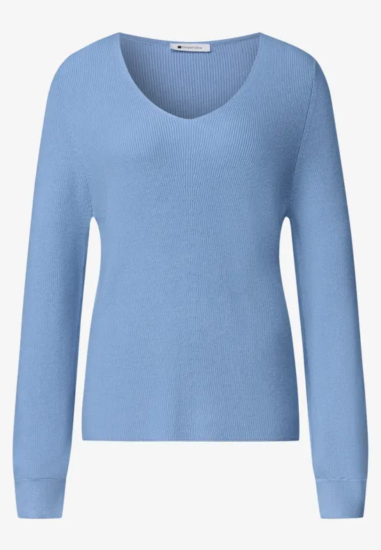 Ein hellblauer Pullover mit Rundhalsausschnitt und langen Ärmeln.