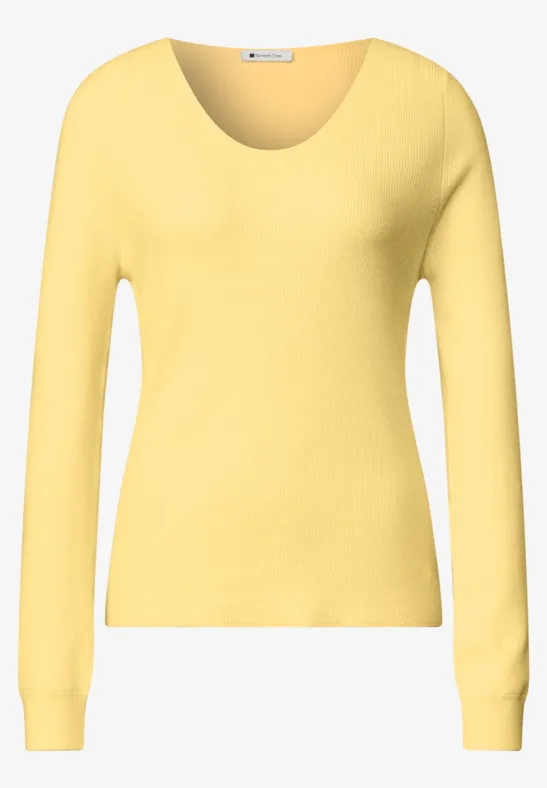 Gelber Langarm-Pullover mit Rundhalsausschnitt.