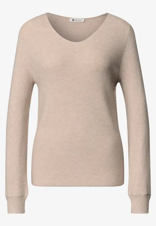 Pull beige à manches longues avec encolure ronde dégagée.
