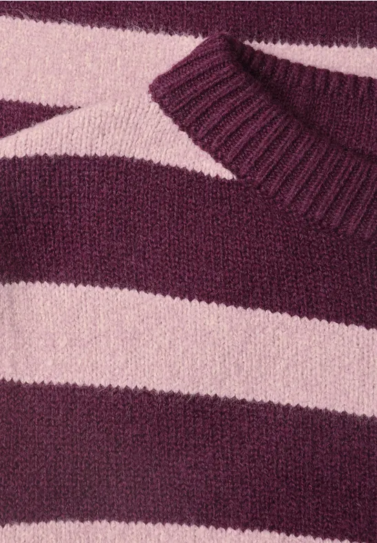 Lila und rosa gestreifter Strickpullover.