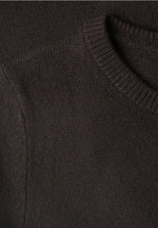 Nahaufnahme eines dunkelbraunen, gestrickten Rundhals-Pullovers.