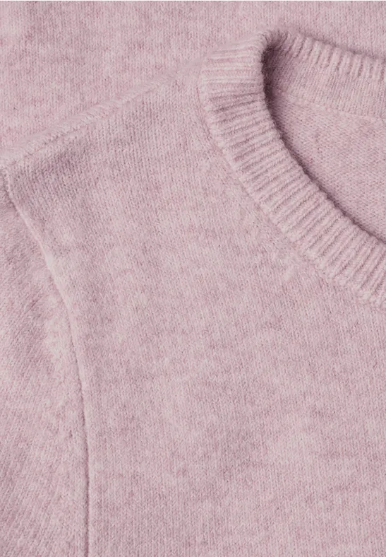 Nahaufnahme eines rosa Strickpullovers mit Rundhalsausschnitt