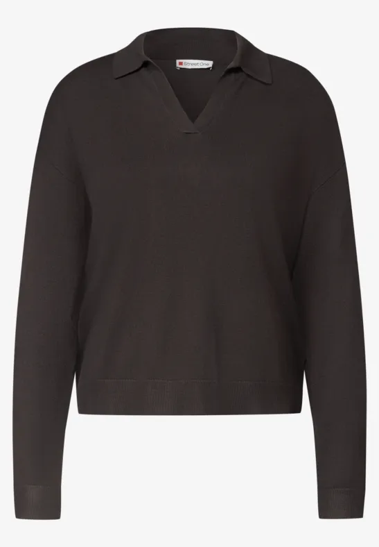 Pull gris foncé à col polo et décolleté en V, manches longues, design épuré.