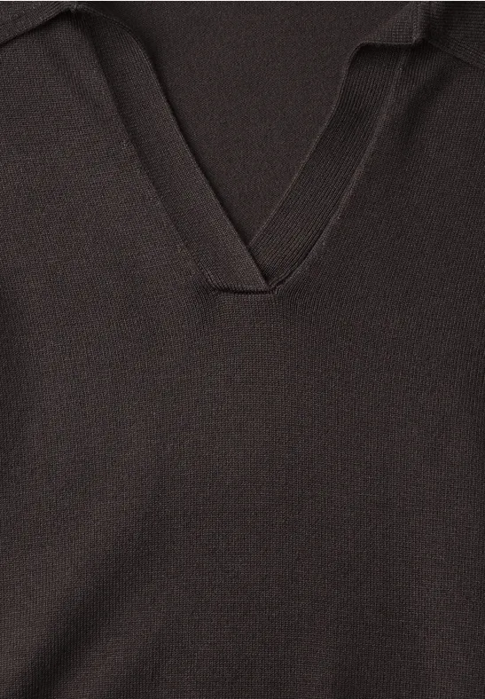 Gros plan d'un t-shirt noir à col en V.
