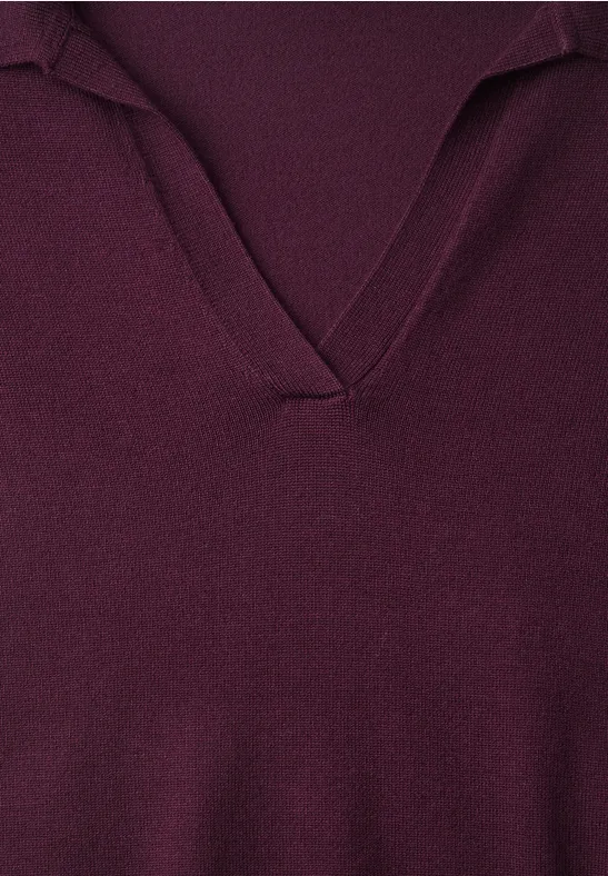 Dunkelviolettes, feinstricktes Oberteil mit V-Ausschnitt und dezenter Kragenoptik.