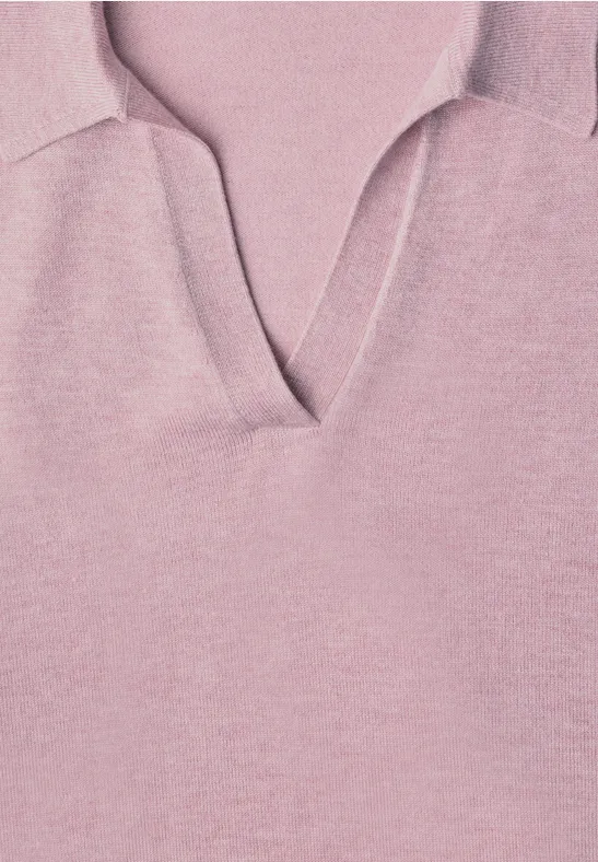 Polo en maille rose clair à encolure en V