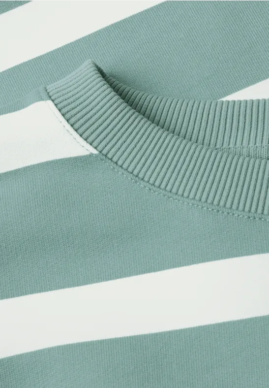 Weiß-türkis gestreiftes Shirt mit Rundhalsausschnitt.