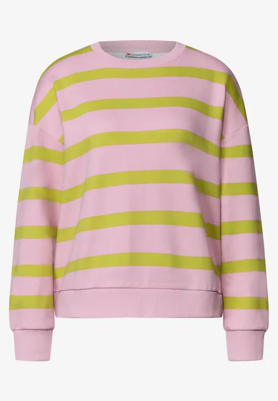 Rosa Pullover mit grünen Querstreifen, langärmelig und locker geschnitten.