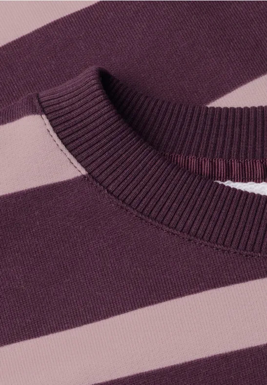 Nahaufnahme eines gestreiften Pullovers mit breitem Rundhalsausschnitt in Violett und Rosa.