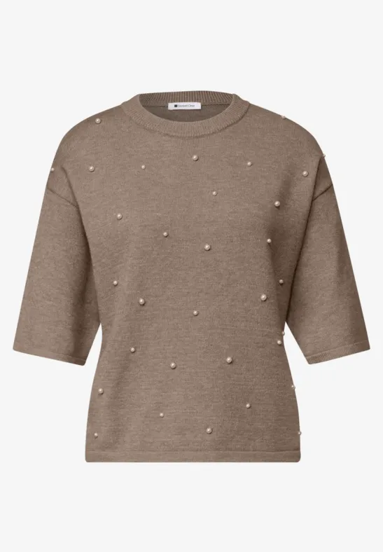 Brauner Kurzarm-Pullover mit halblangen Ärmeln und kleinen Perlen als Zierde.