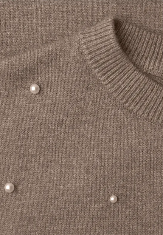 Taupefarbener Strickpullover mit Rundhalsausschnitt und aufgenähten Perlen