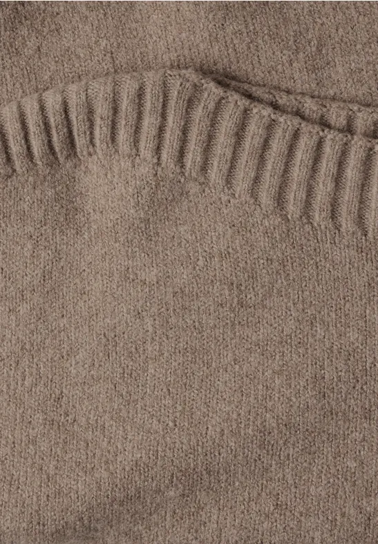 Zbliżenie na brązowy sweter z dzianiny z delikatnym prążkowanym wzorem