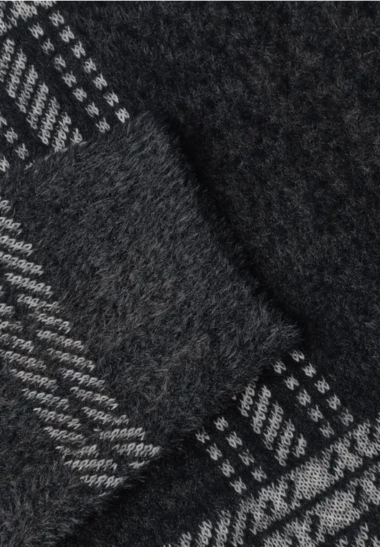 Close-up van donkergrijs wollen stof met licht ruitpatroon.