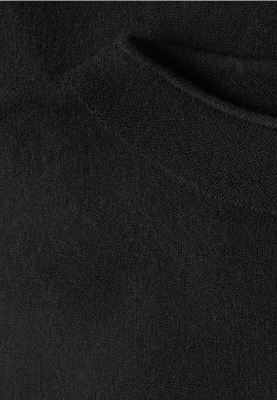 Nahaufnahme eines schwarzen Fleece-Stoffs mit feiner, weicher Textur und leichten Falten.