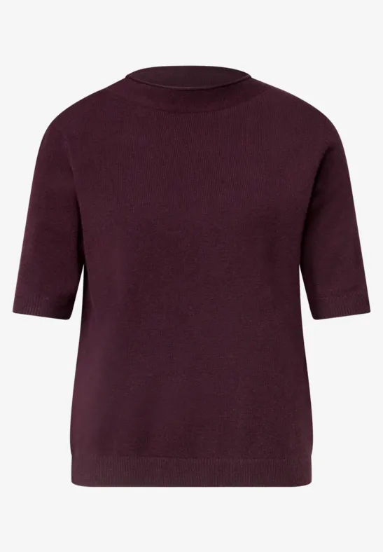 Bordeauxroter Kurzarm-Pullover aus feinem Strick mit Rundhalsausschnitt.