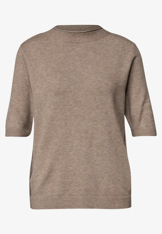 Brauner Pullover mit halblangen Ärmeln und Rundhalsausschnitt, schlicht und bequem.