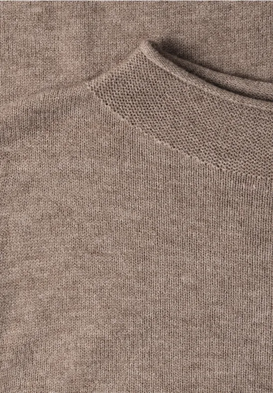 Nahaufnahme eines braunen Rundhalsausschnitts mit feiner Strickstruktur.