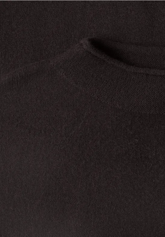 Nahaufnahme eines schwarzen Strickpullovers mit Rundhalsausschnitt.