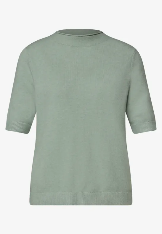 Schlichtes hellgrünes Strickshirt mit halblangen Ärmeln und rundem Halsausschnitt.