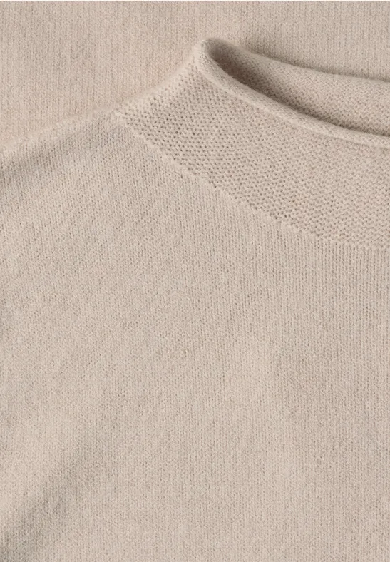 Beiger Strickpullover mit Rundhalsausschnitt und feiner Maschenstruktur.
