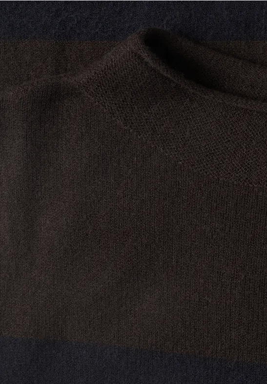 Nahaufnahme eines dunkelbraunen, grob gestrickten Stoffes mit rundem Halsausschnitt.