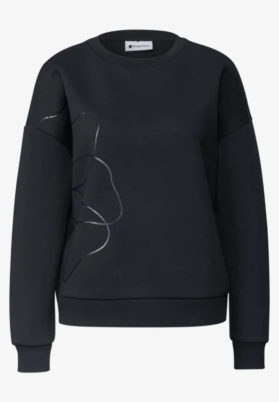 Schwarzer Pullover mit weißer minimalistischer Linienzeichnung auf der linken Seite.