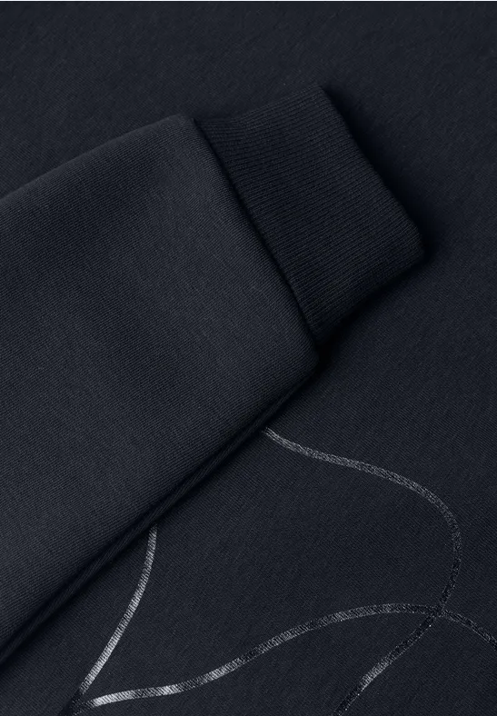Schwarzer Sweatshirt-Ärmel mit silbernem Linienmuster.