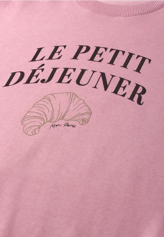 Różowy T-shirt z napisem 'LE PETIT DÉJEUNER' i grafiką rogalika