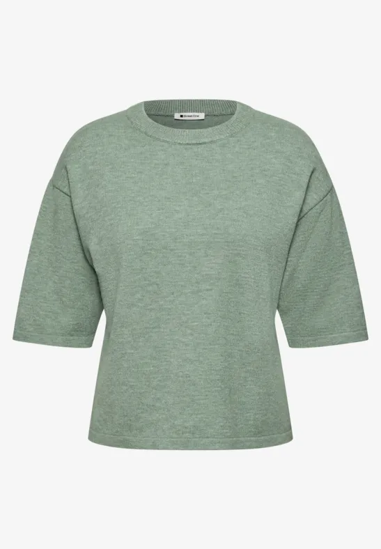 Hellgrünes, locker geschnittenes T-Shirt mit halblangen Ärmeln und Rundhalsausschnitt.