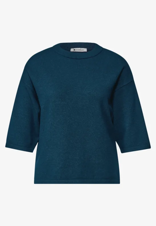 Türkiser Pullover mit 3/4-Ärmeln und Rundhalsausschnitt, leger geschnitten.