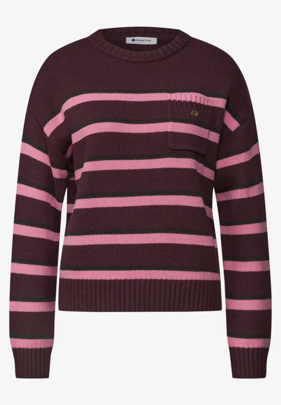 Bordeauxroter Pullover mit rosa Querstreifen, Rundhalsausschnitt und Brusttasche.