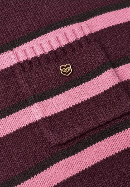 Bordeaux-rosa gestreifter Pullover mit kleinem goldfarbenem Herzlogo.