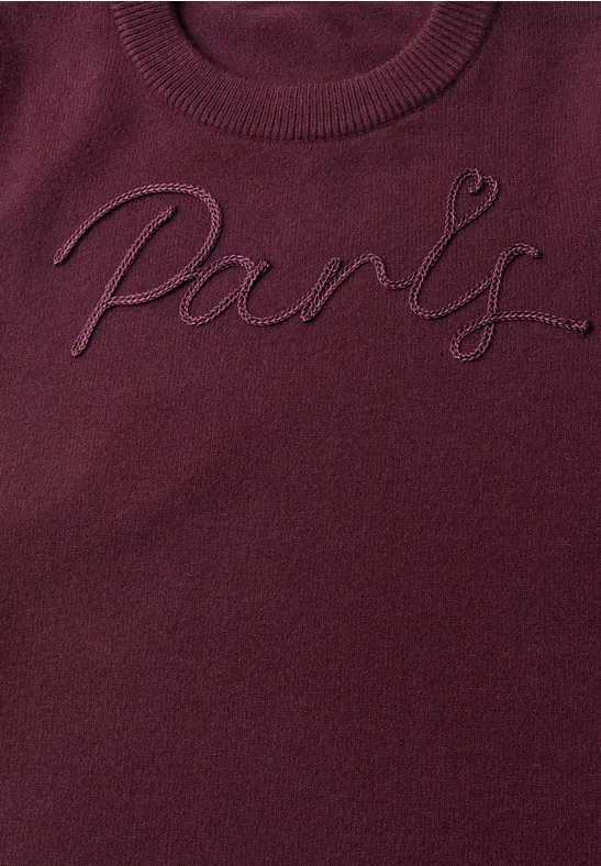 Pull bordeaux avec le mot 'Paris' brodé.