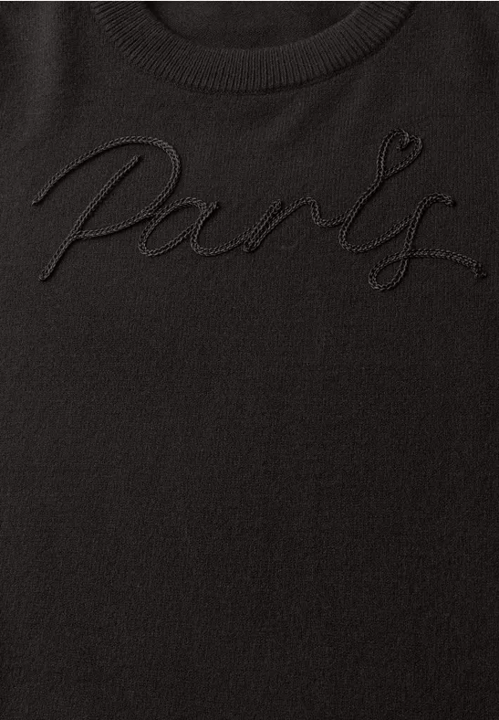 Schwarzes T-Shirt mit dem in schwarzer Stickschrift geprägten Schriftzug 'Paris'