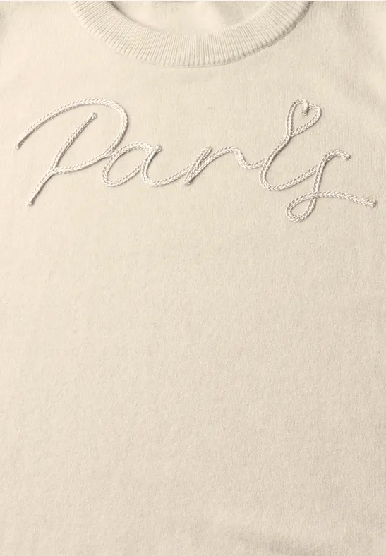 Pull beige avec broderie blanche Paris et petit cœur à la fin.