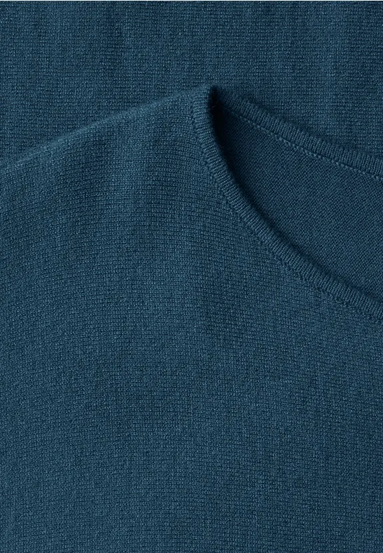 Nahaufnahme eines dunkelblauen Strickpullovers mit Rundhalsausschnitt.