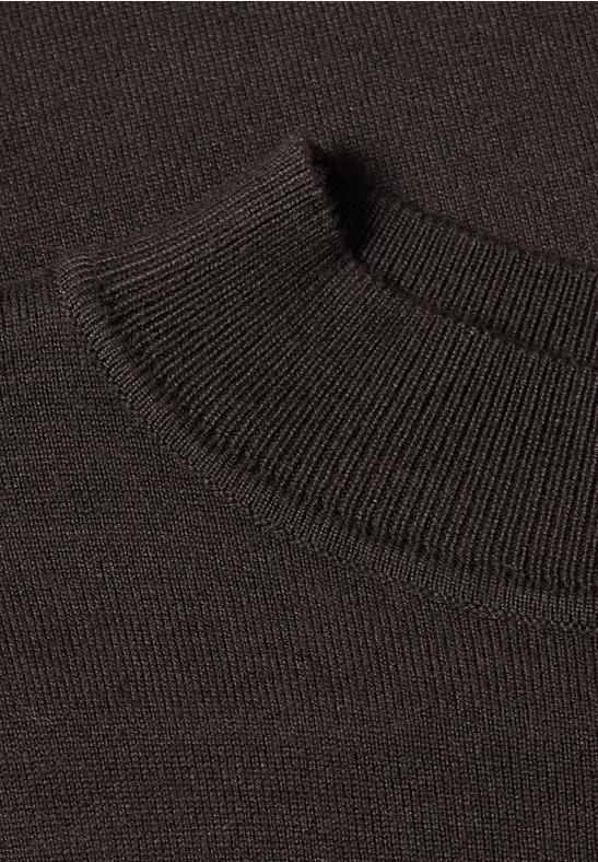 Dunkelbrauner, gerippter Strickpullover mit Rundhalsausschnitt.