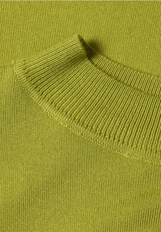 Nahaufnahme eines olivgrünen Strickpullovers mit geripptem Rundhalsausschnitt.