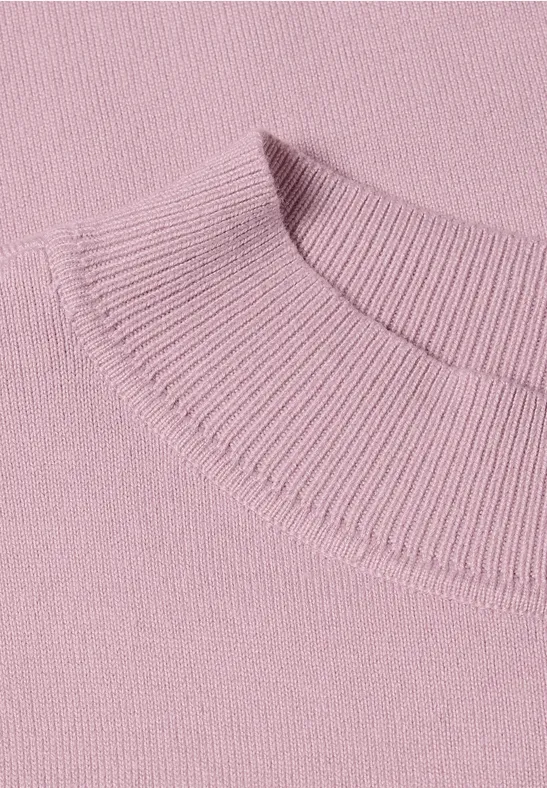 Nahaufnahme eines rosafarbenen Strickpullover-Kragens.