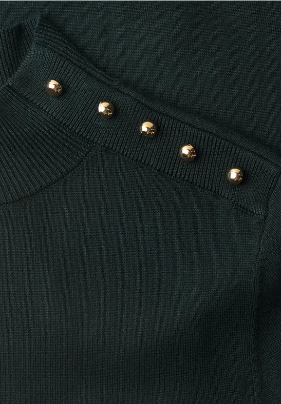 Dunkelgrüner Pullover mit goldenen Kugel-Applikationen an der Schulter