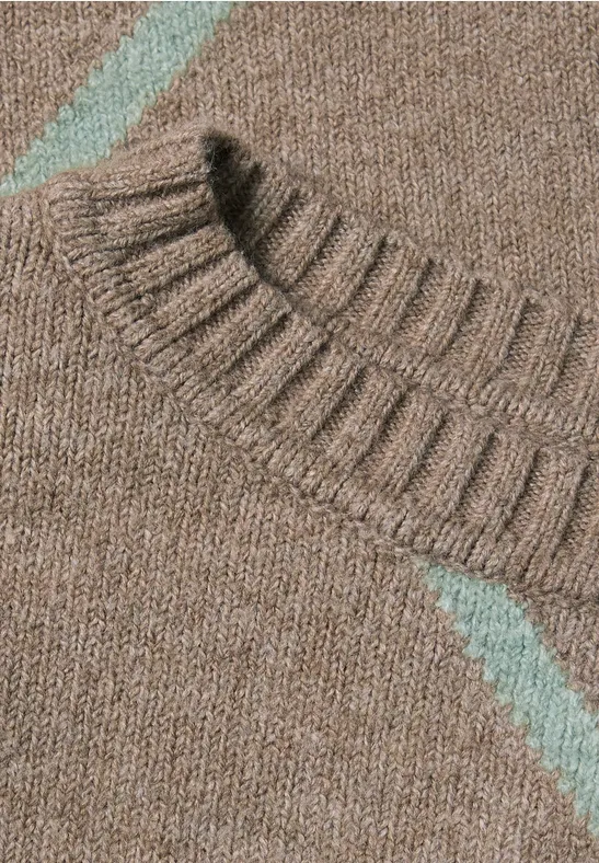 Nahaufnahme eines braunen Strickpullovers mit Rippenkragen und mintfarbenem diagonalem Streifen.