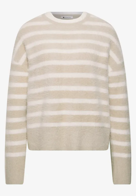 Beiger Pullover mit weißen Querstreifen, langärmlig und rundem Halsausschnitt.