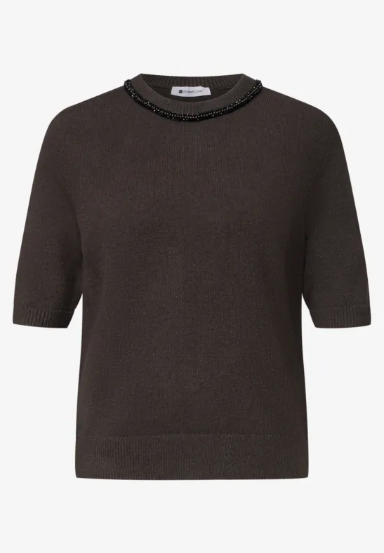 Dunkelbrauner Kurzarm-Strickpullover mit Rundhalsausschnitt.